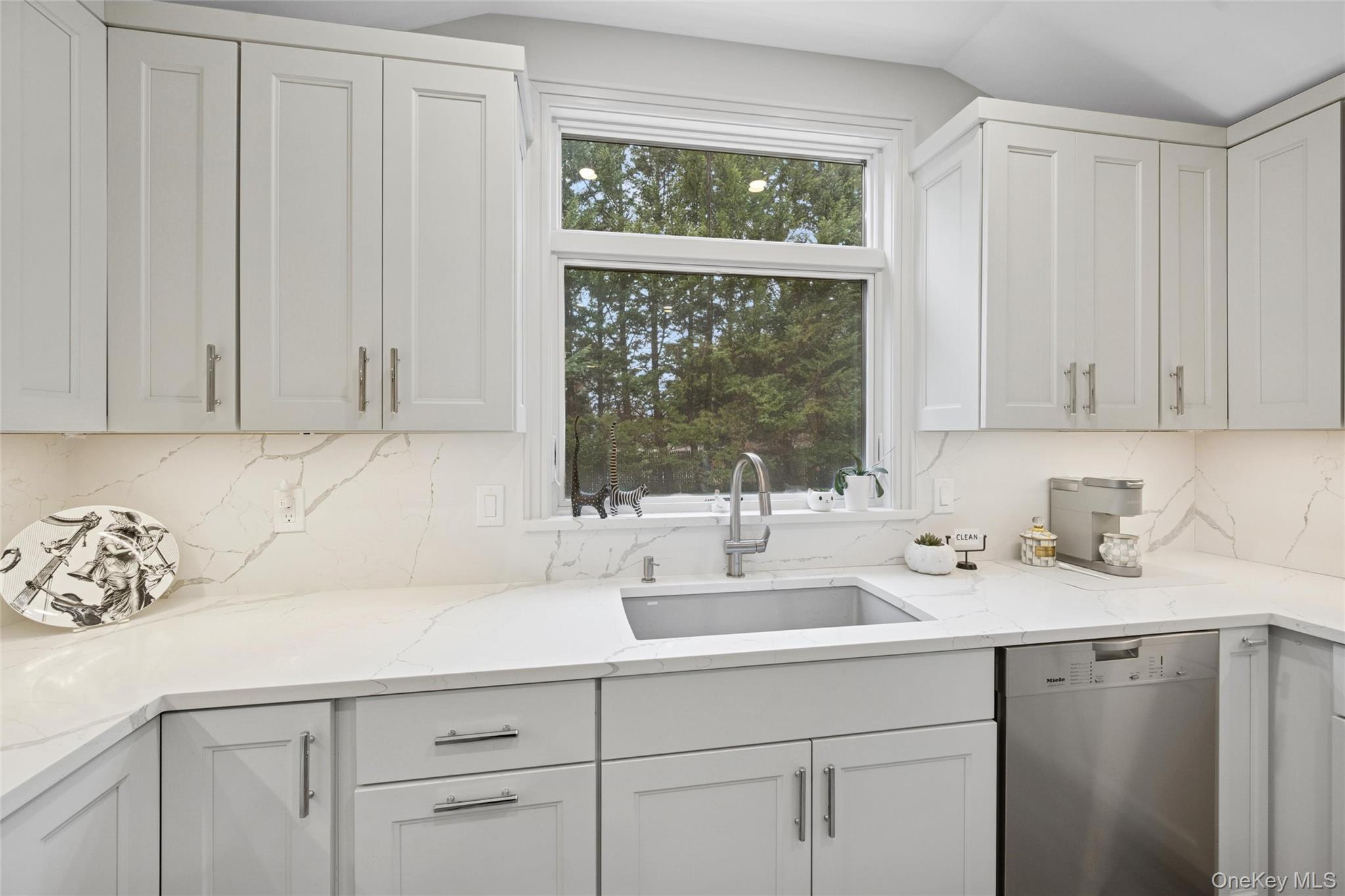 17 Dover Lane, Old Bethpage, NY 11804