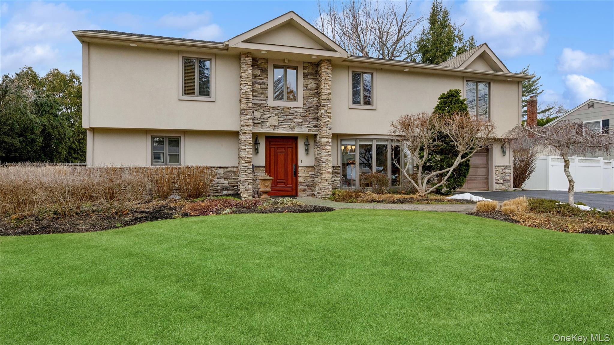 17 Dover Lane, Old Bethpage, NY 11804