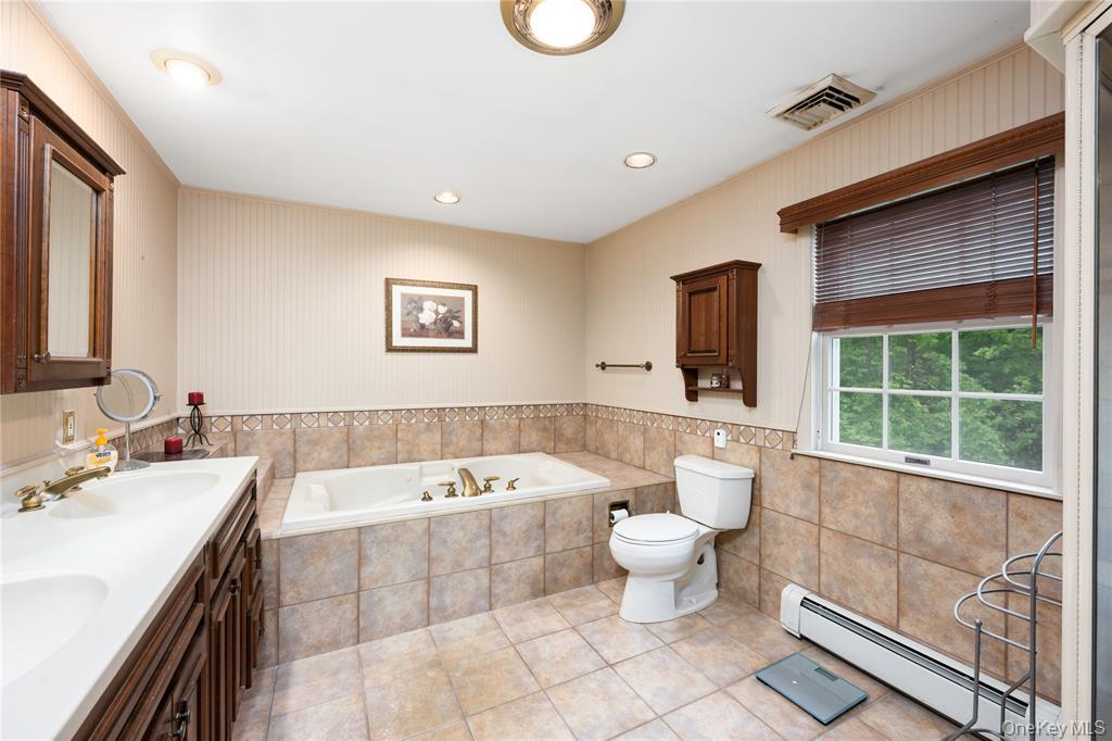 17 Stonegate Drive, Hyde Park, NY 12538