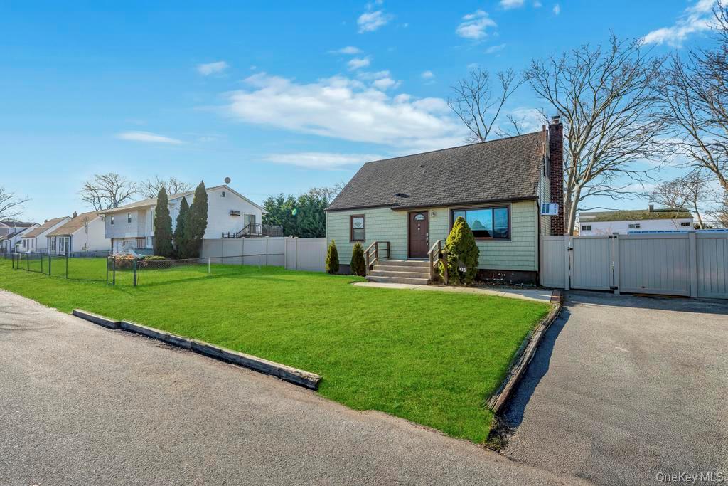 455 N Hamilton Avenue, Lindenhurst, NY 11757