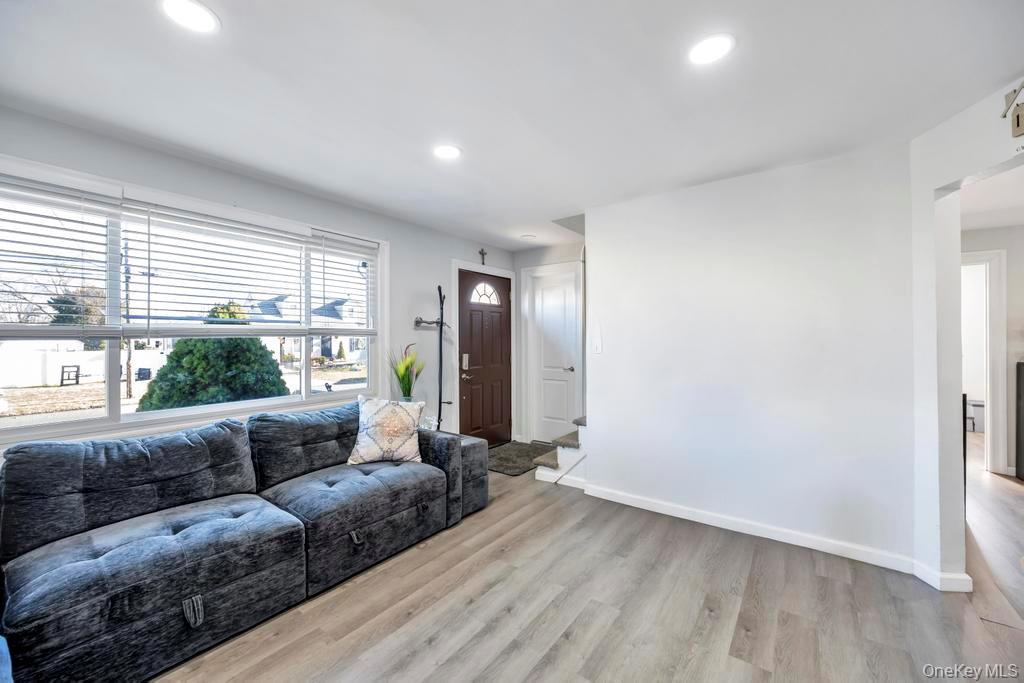 455 N Hamilton Avenue, Lindenhurst, NY 11757