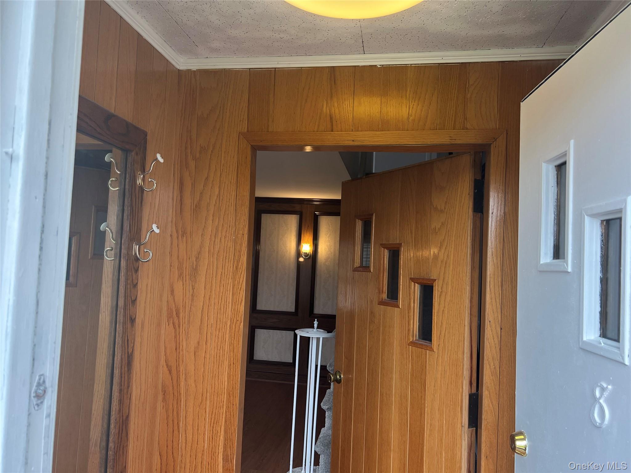 8 Gables Road, Hicksville, NY 11801