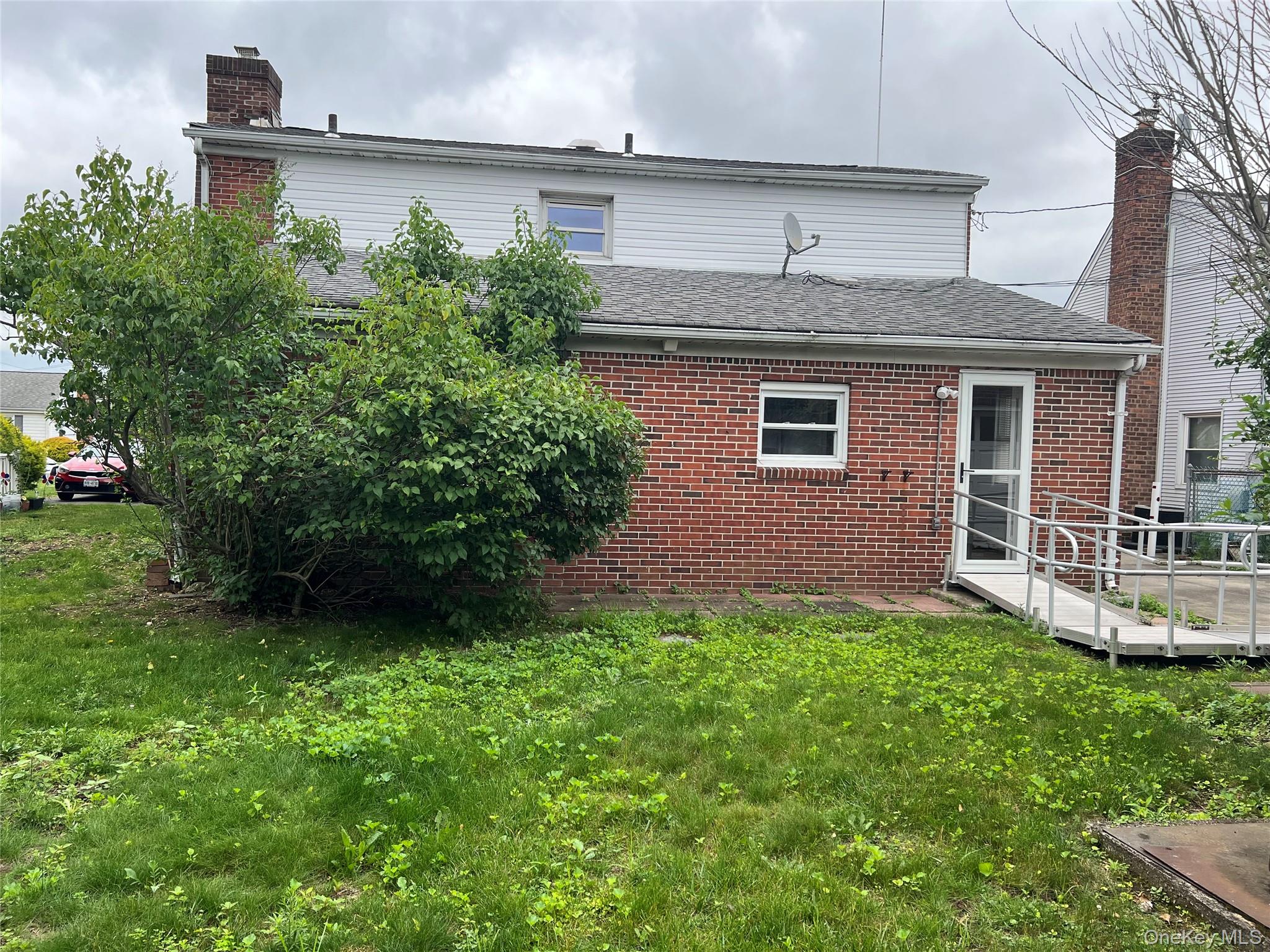 8 Gables Road, Hicksville, NY 11801