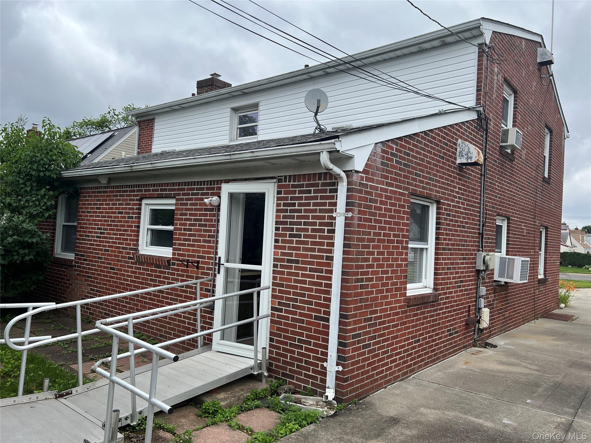 8 Gables Road, Hicksville, NY 11801