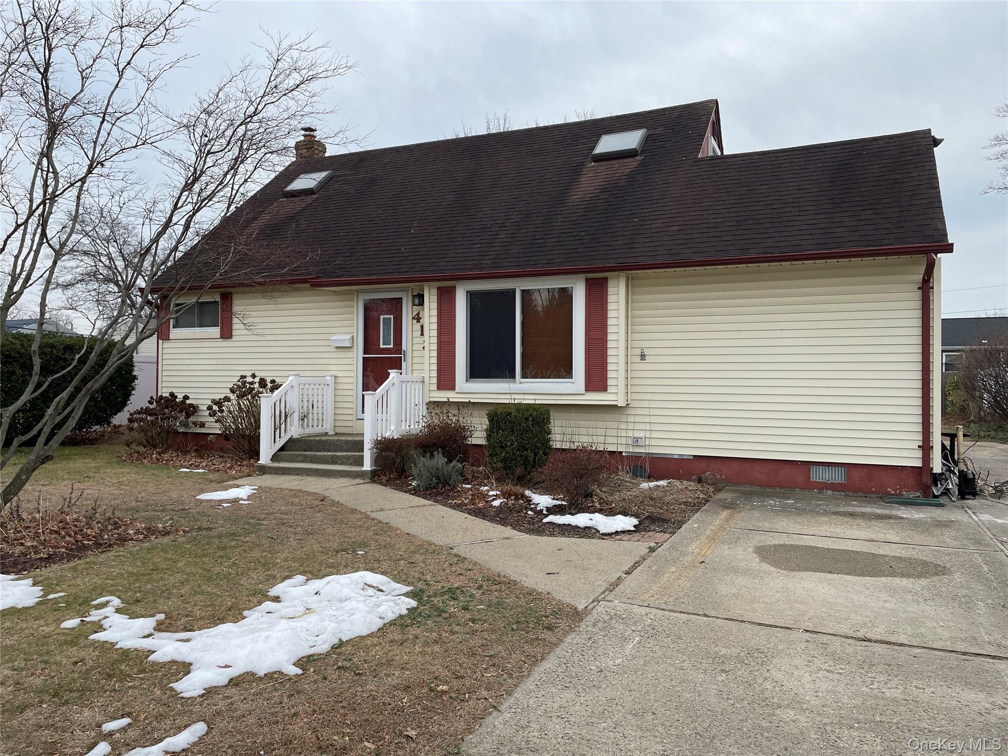 413 37th Street, Lindenhurst, NY 11757