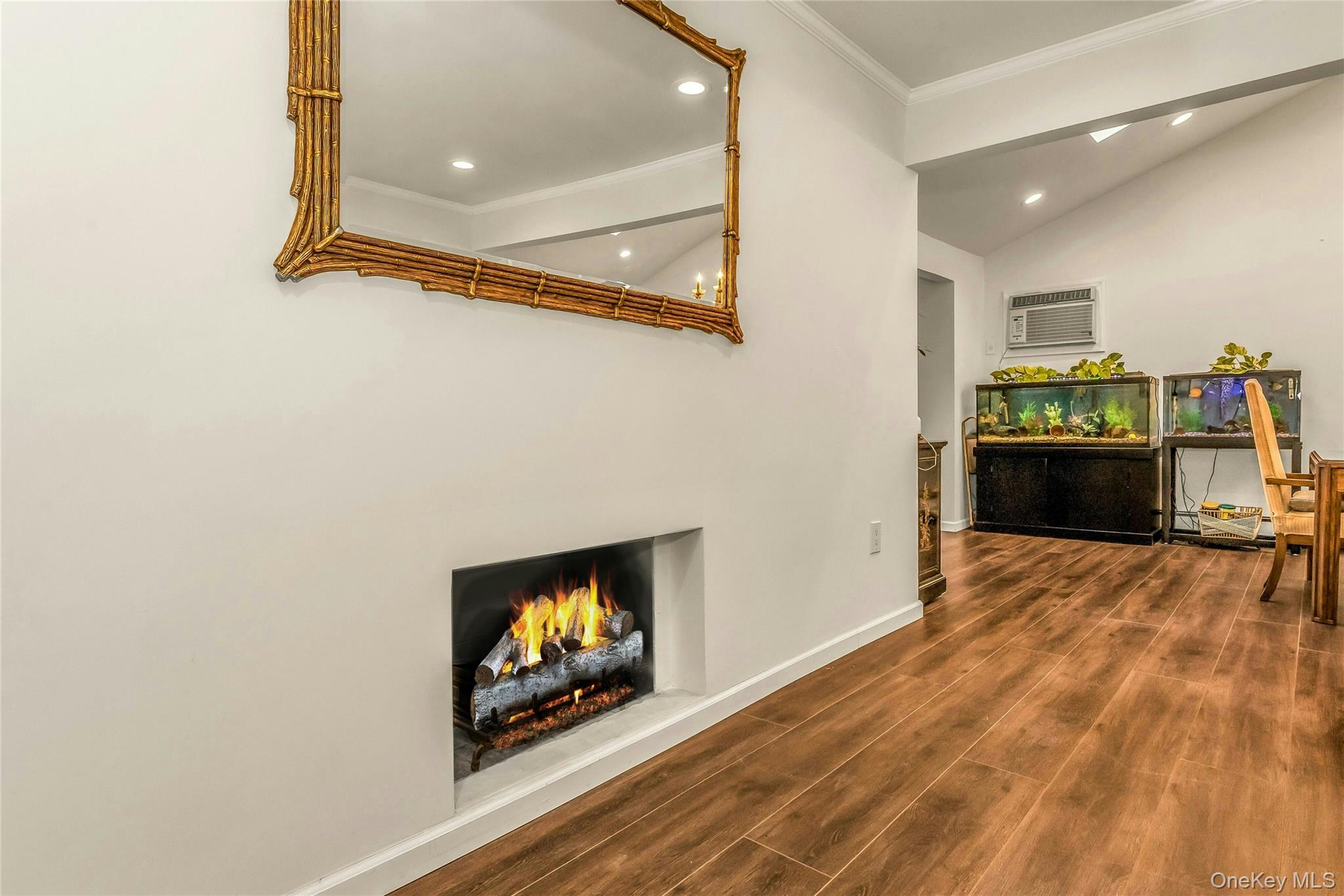 14 March Lane, Westbury, NY 11590