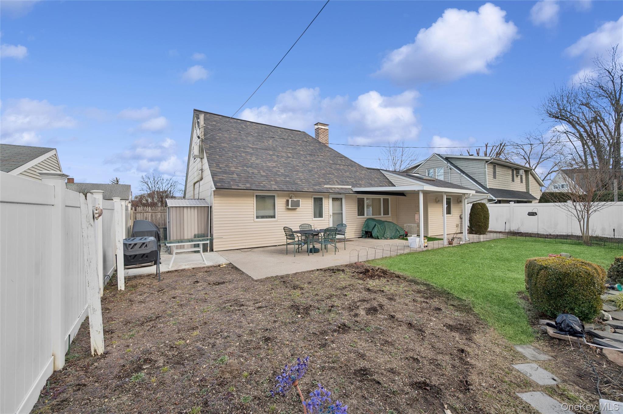 14 March Lane, Westbury, NY 11590