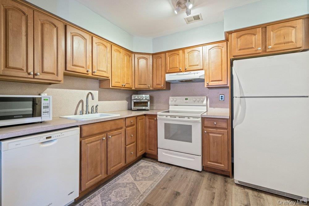 210 Springmeadow Drive # C, Holbrook, NY 11741