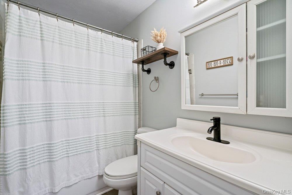 210 Springmeadow Drive # C, Holbrook, NY 11741