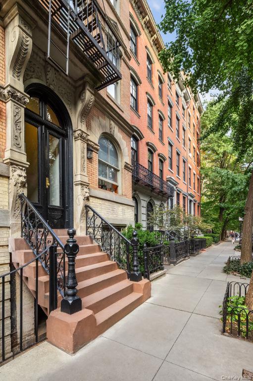 121 E 10TH Street # D, New York (Manhattan), NY 10003