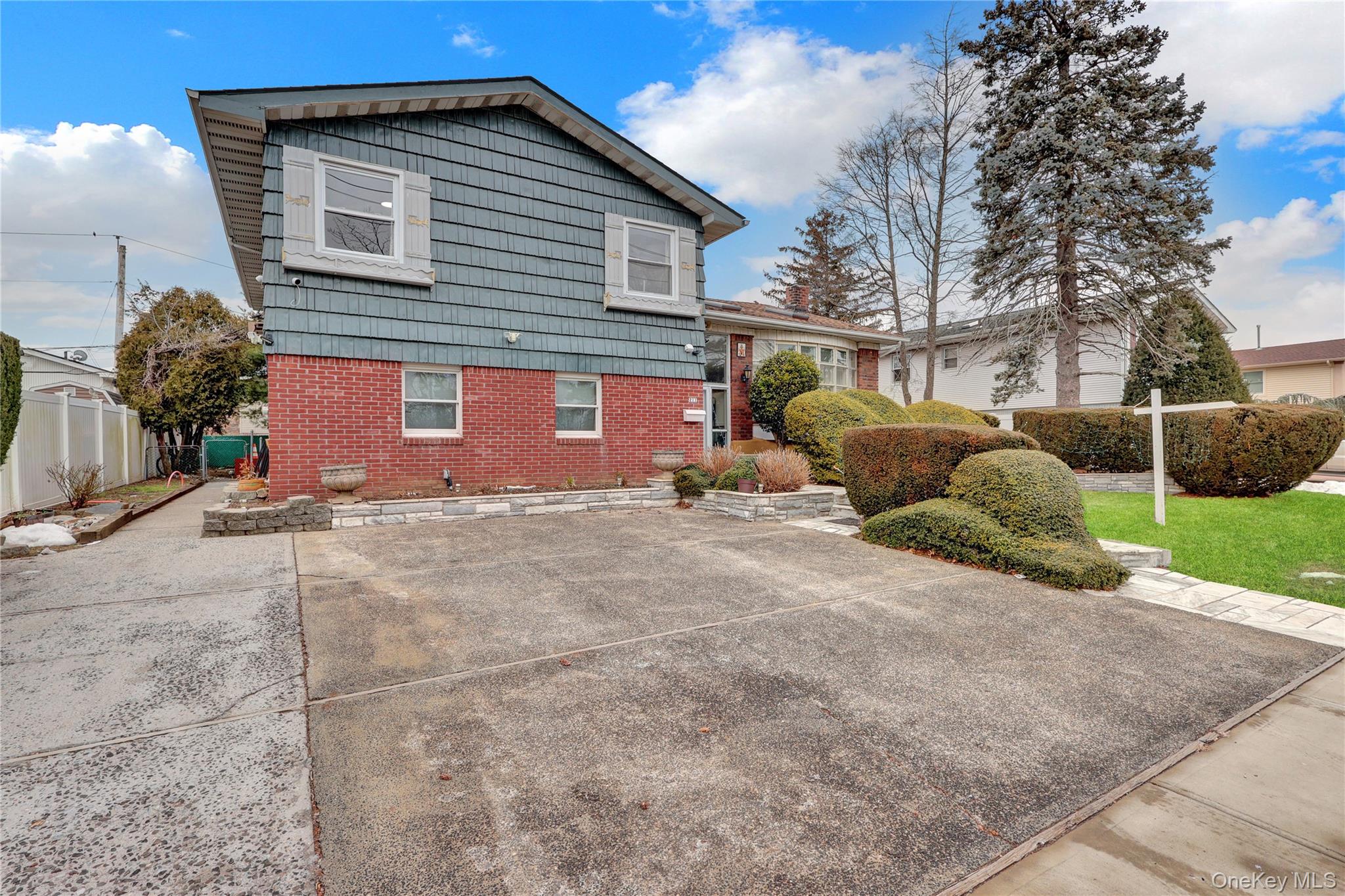 211 Cantiague Rock Road, Westbury, NY 11590