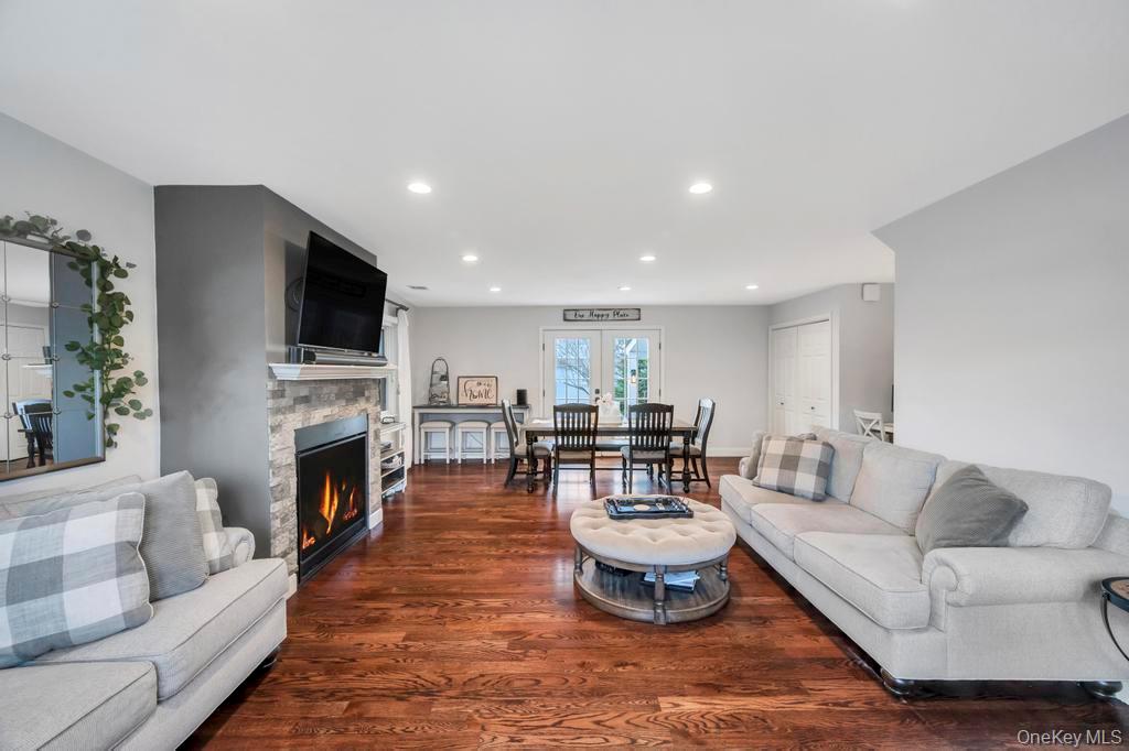 14 W Chestnut Street, Farmingdale, NY 11735