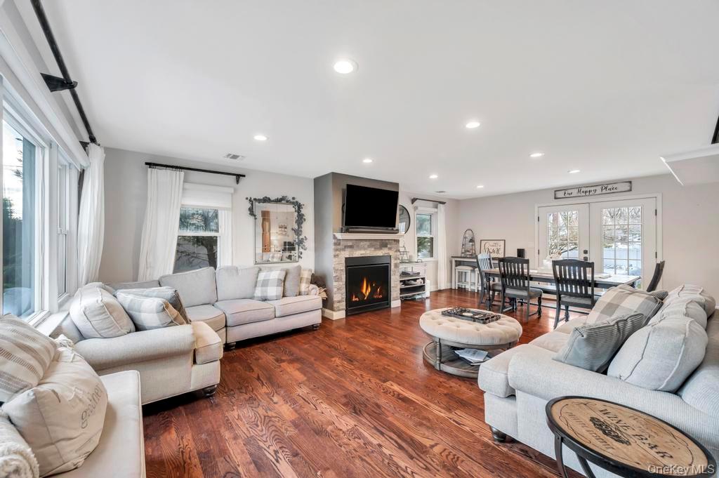 14 W Chestnut Street, Farmingdale, NY 11735