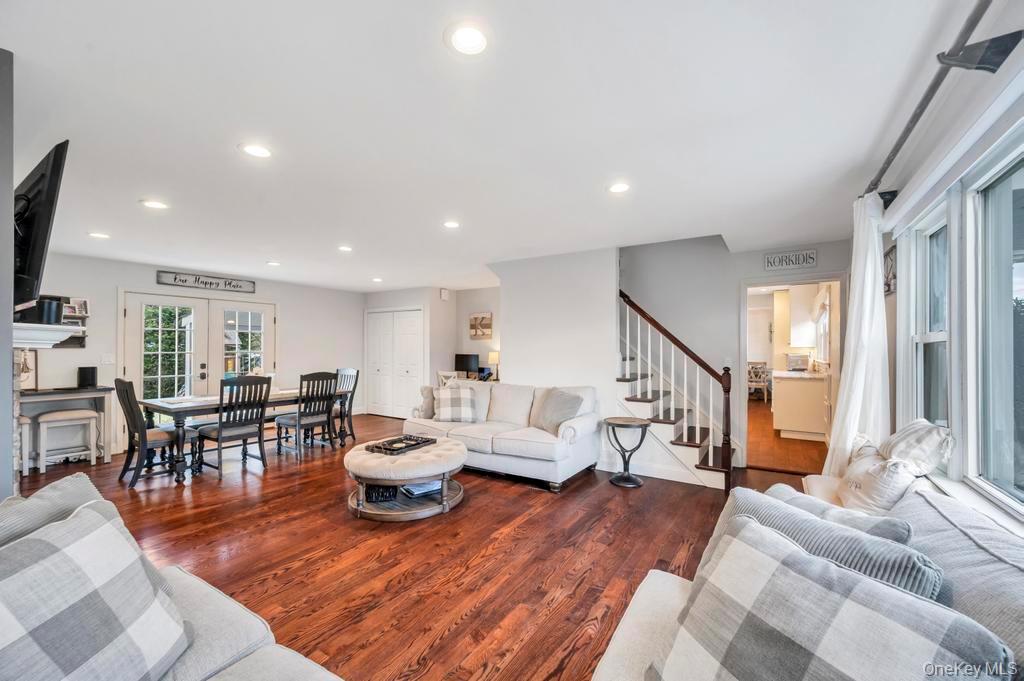 14 W Chestnut Street, Farmingdale, NY 11735