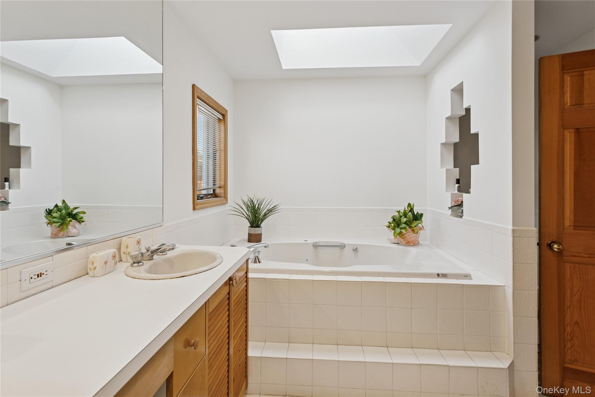 991 W Park Avenue, Long Beach, NY 11561