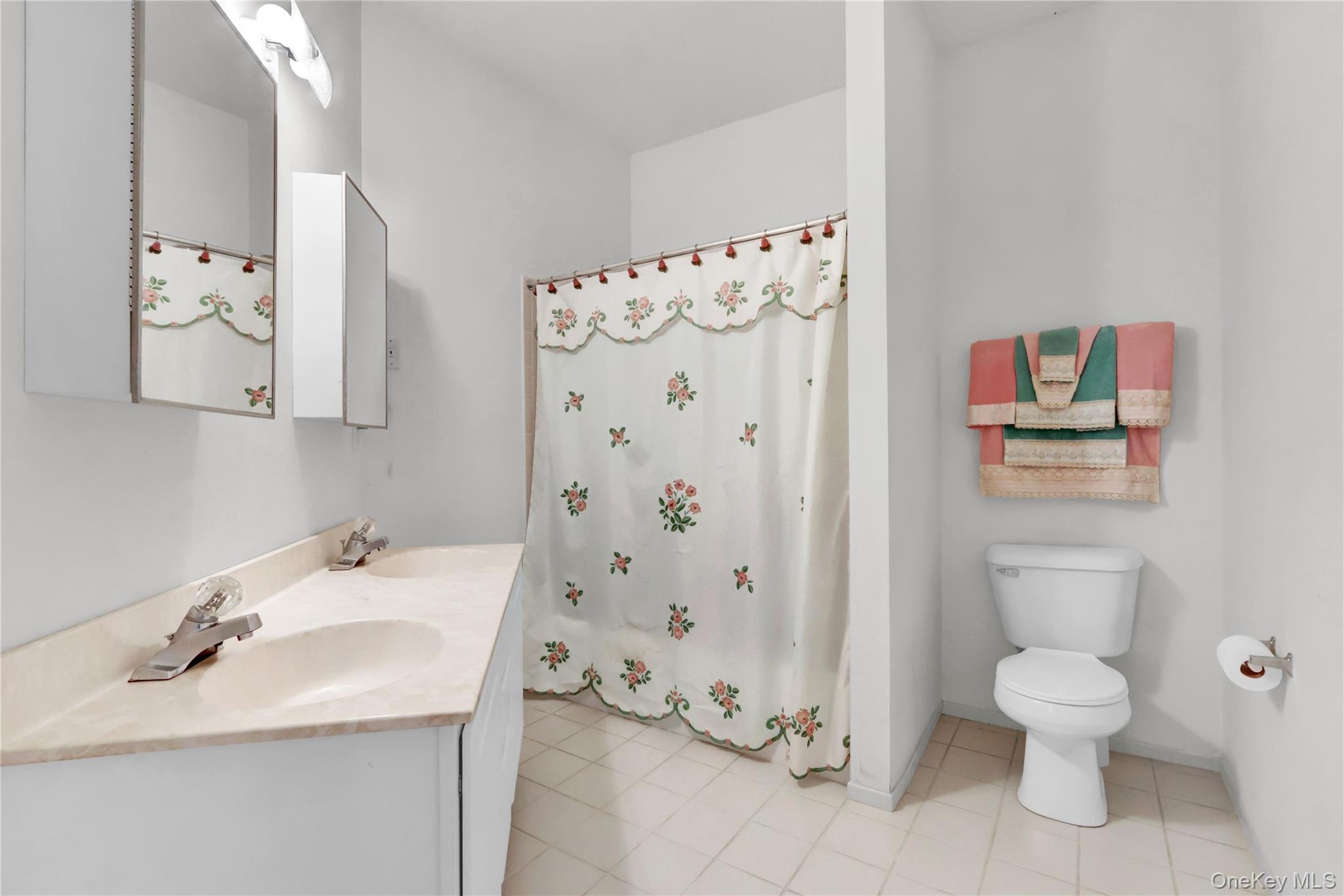 816 Narragansett Villas Drive # 816, Lindenhurst, NY 11757