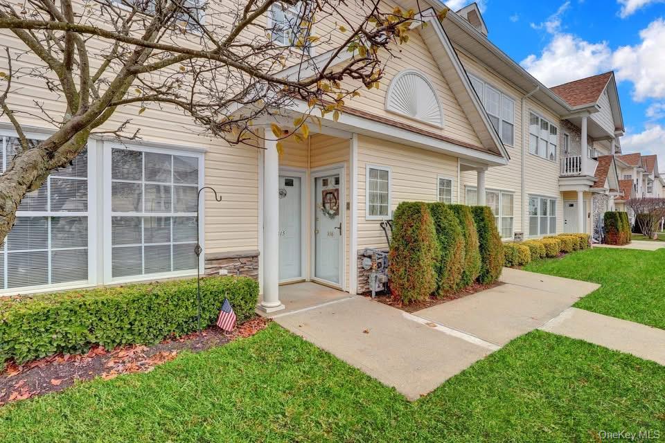 816 Narragansett Villas Drive # 816, Lindenhurst, NY 11757