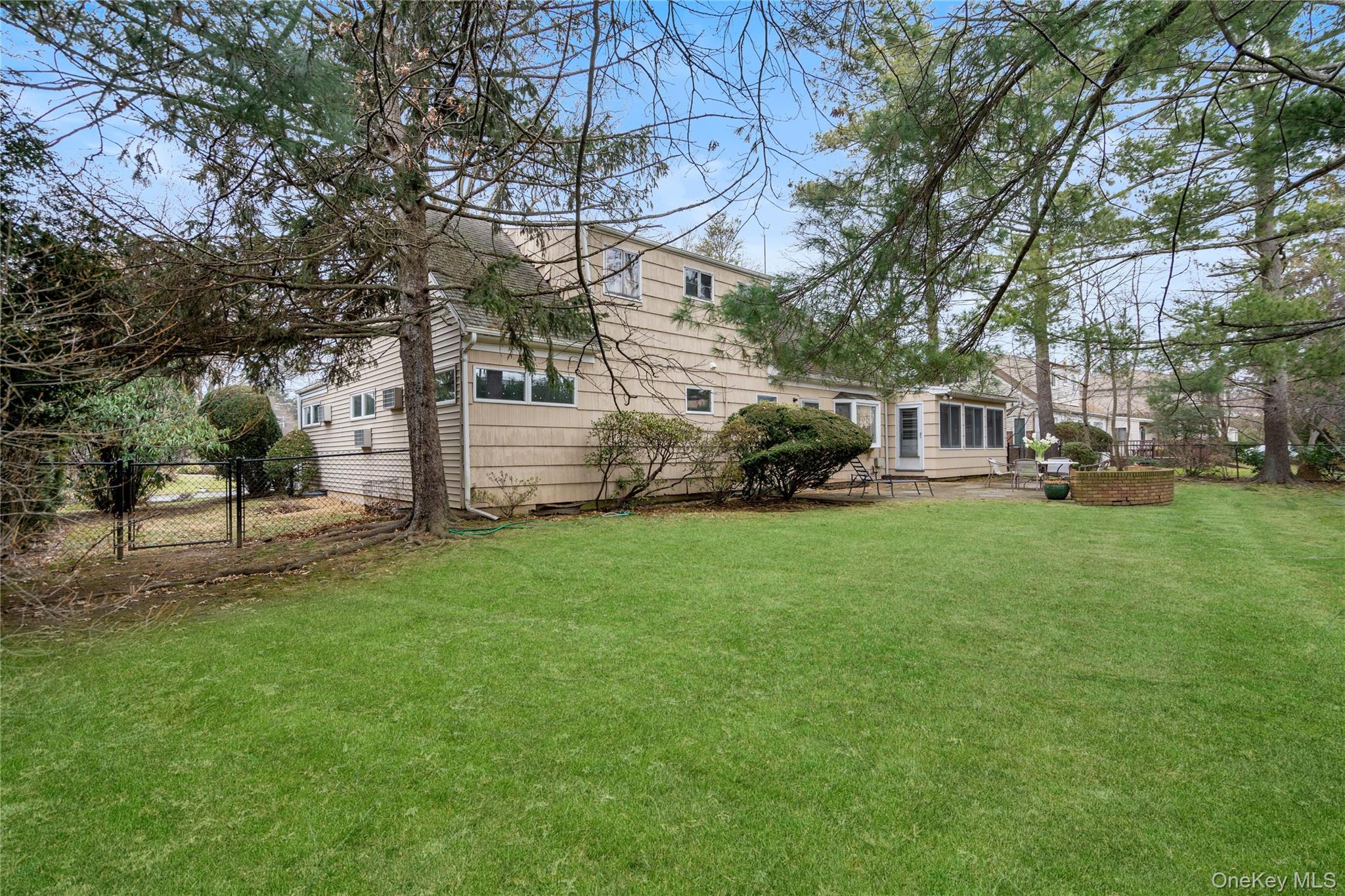 32 Arbor Road, East Hills, NY 11577