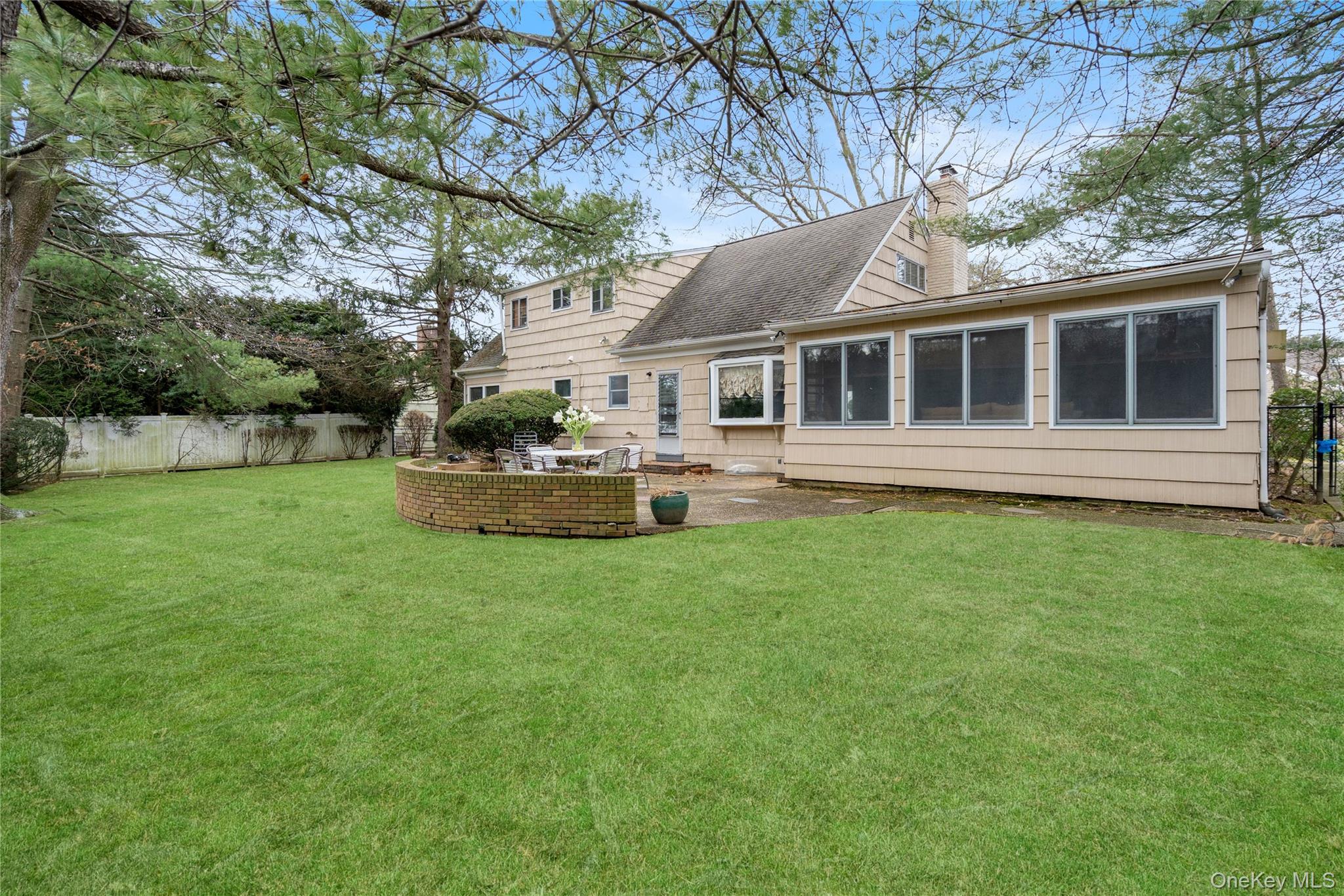 32 Arbor Road, East Hills, NY 11577