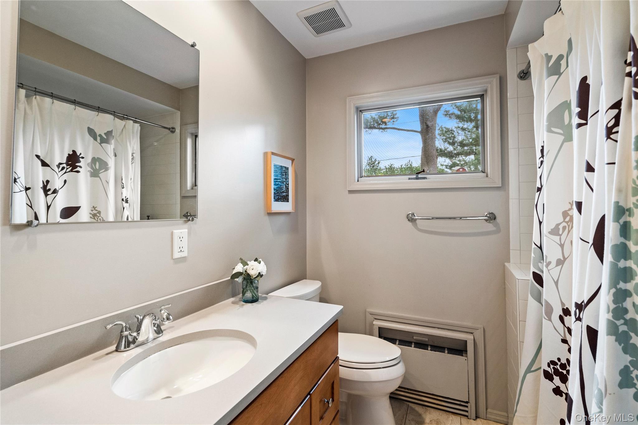 32 Arbor Road, East Hills, NY 11577