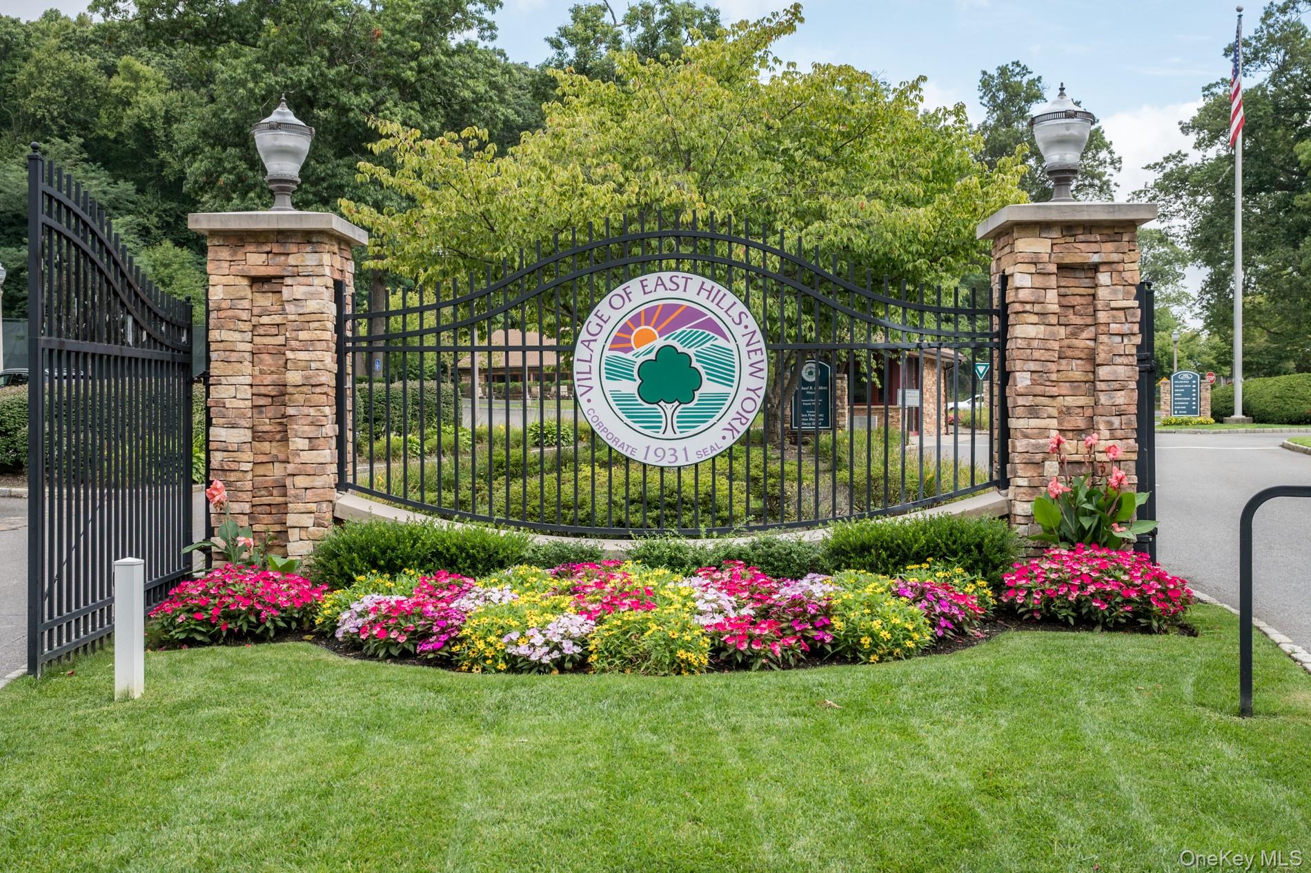 32 Arbor Road, East Hills, NY 11577