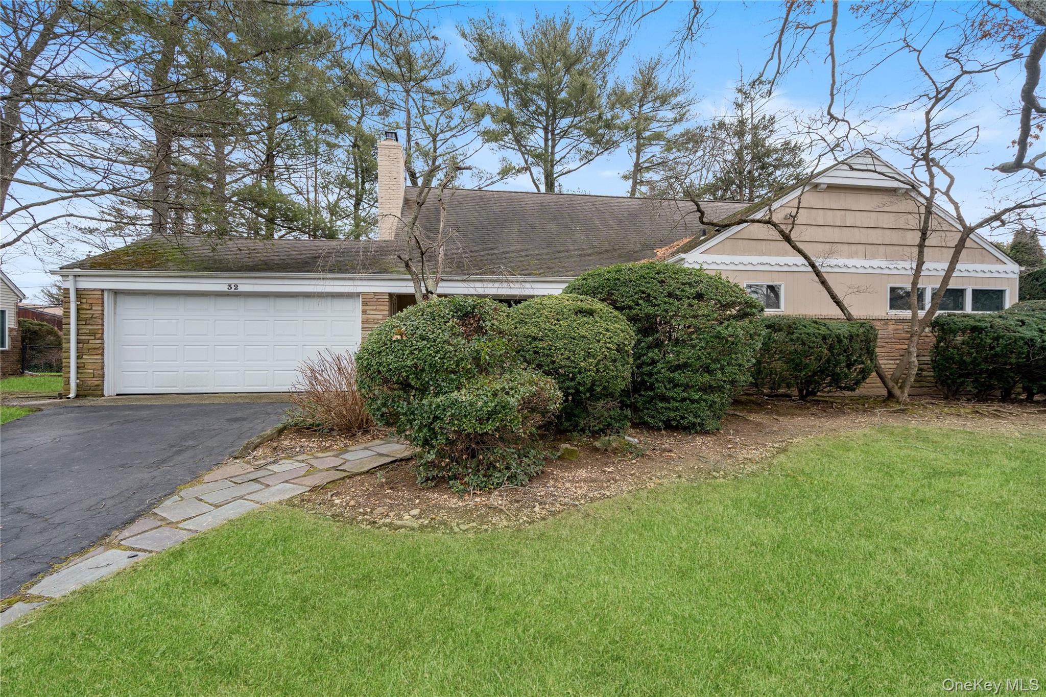 32 Arbor Road, East Hills, NY 11577