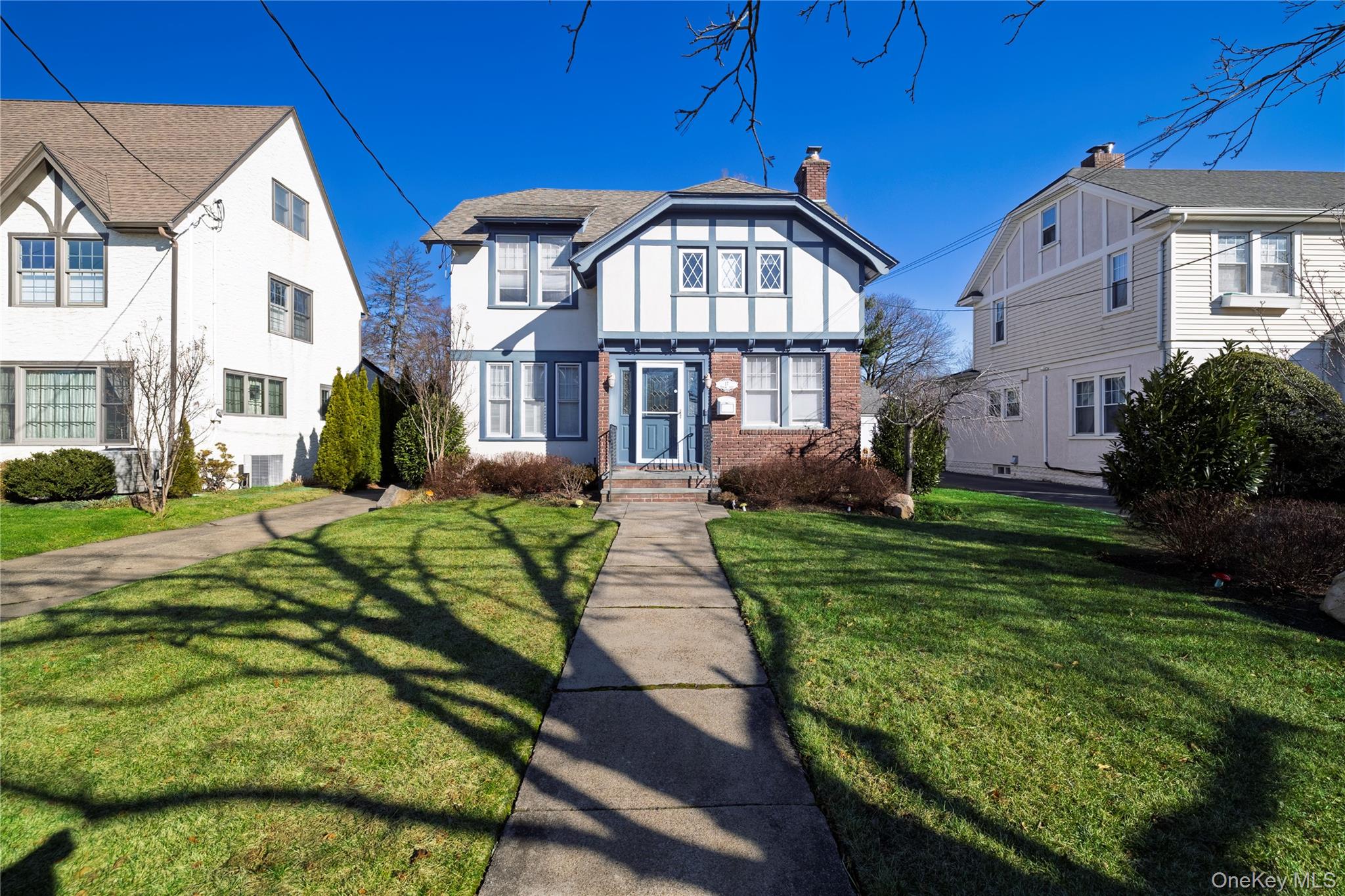 17 Roxbury Road, Rockville Centre, NY 11570