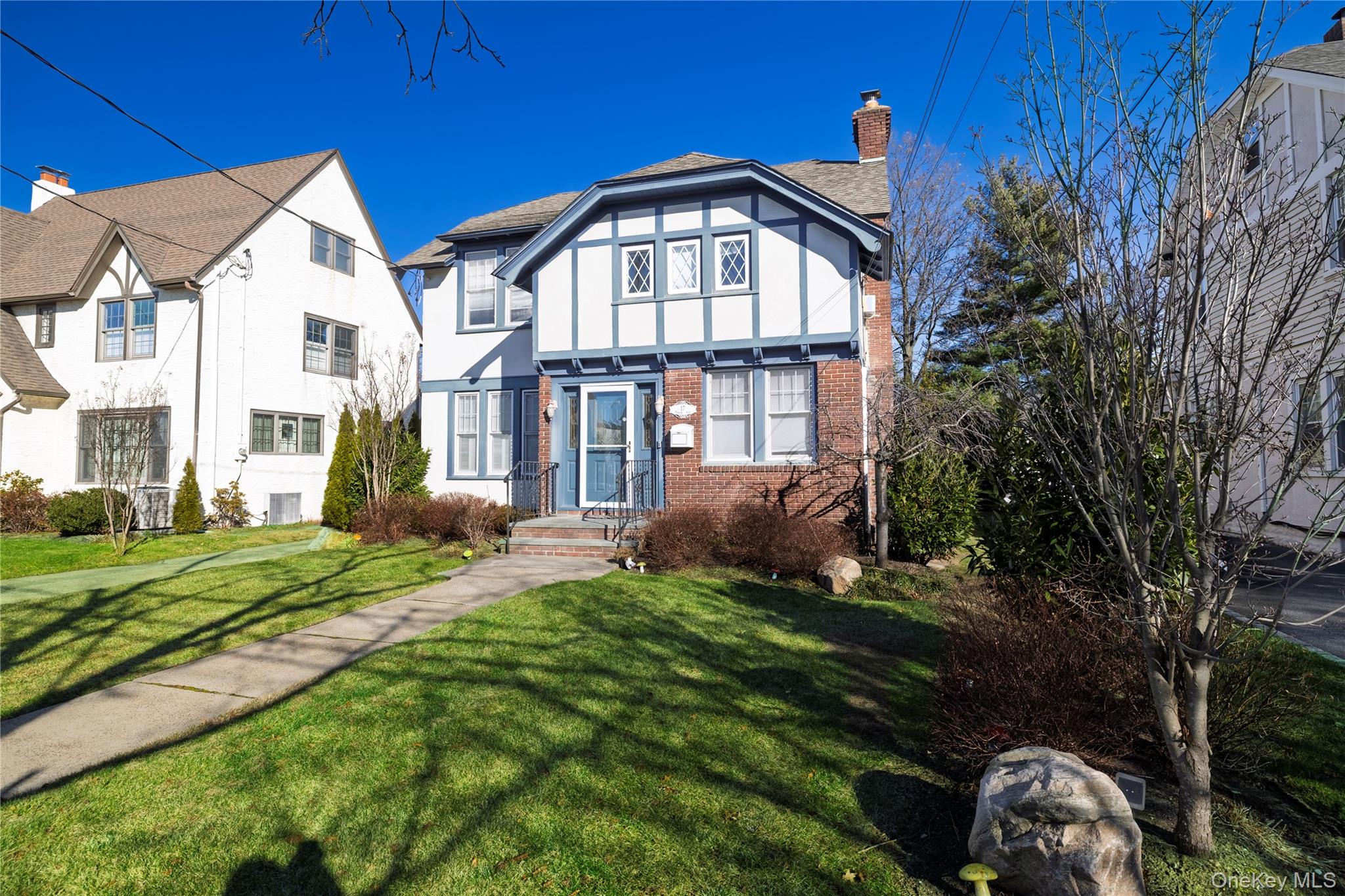 17 Roxbury Road, Rockville Centre, NY 11570