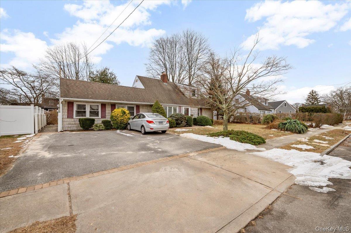 13 Jean Road, West Islip, NY 11795