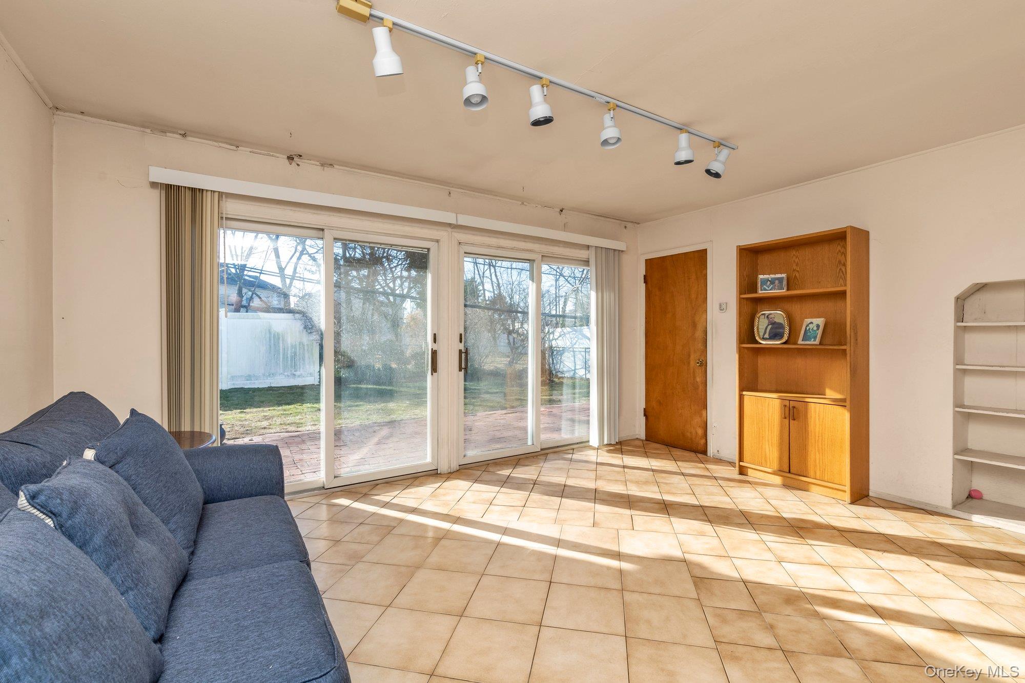 8 Straight Lane, Levittown, NY 11756