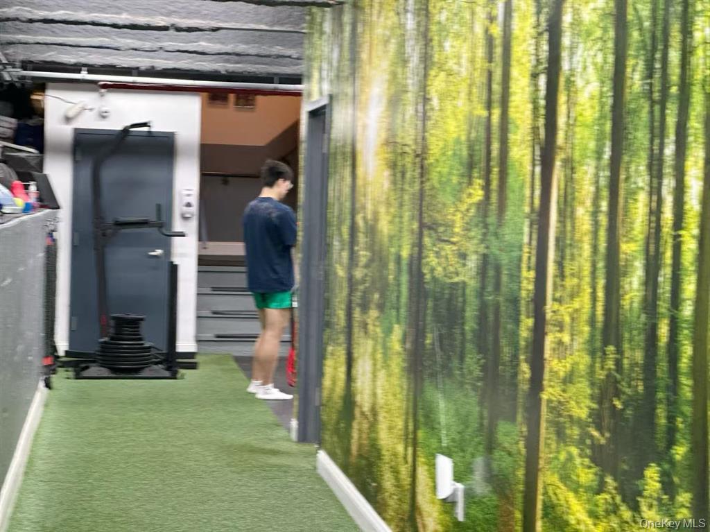 25-34 Steinway Street, Long Island City, NY 11103