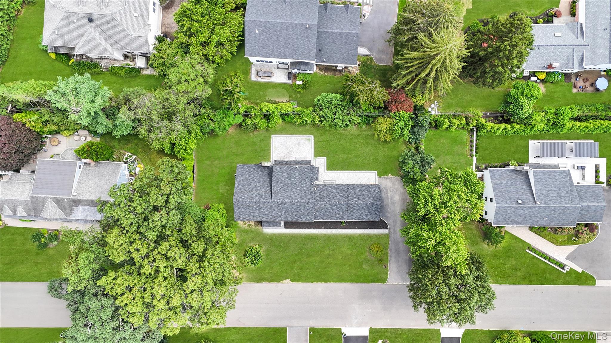 14 Lakeville Drive, East Hills, NY 11576