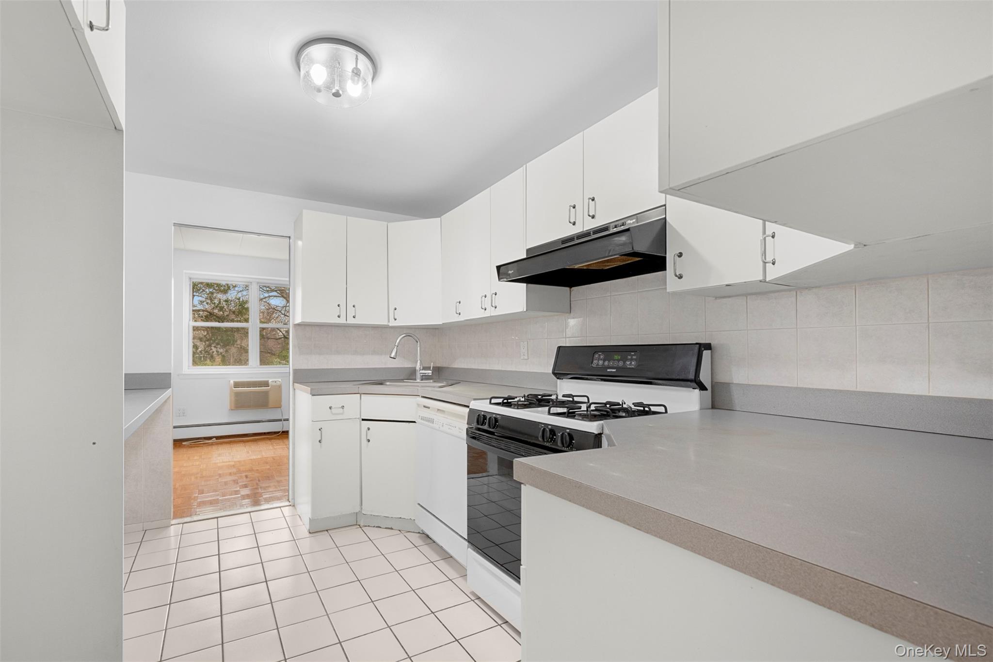 10 Ipswich Avenue # 4M, Great Neck, NY 11021