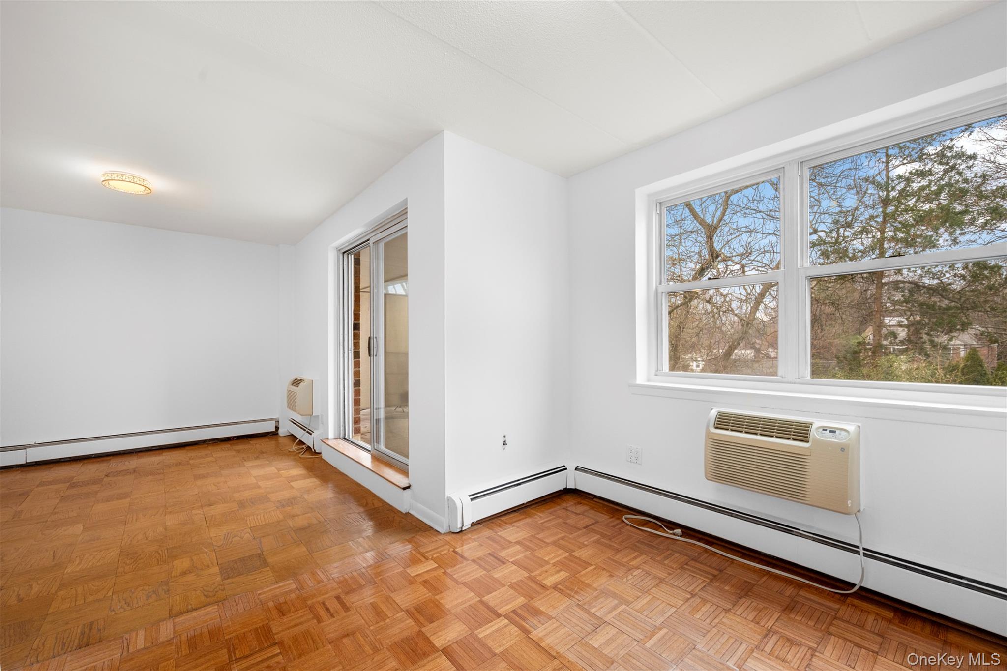 10 Ipswich Avenue # 4M, Great Neck, NY 11021