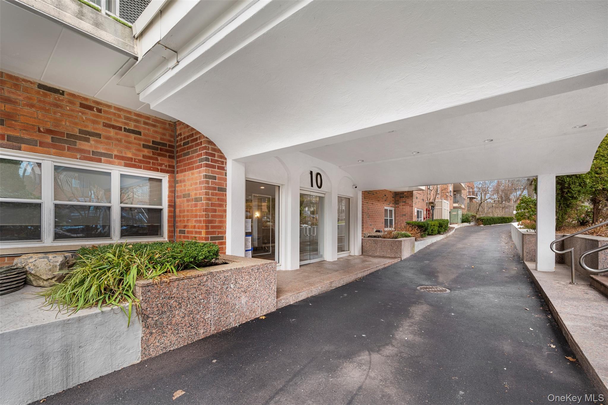 10 Ipswich Avenue # 4M, Great Neck, NY 11021