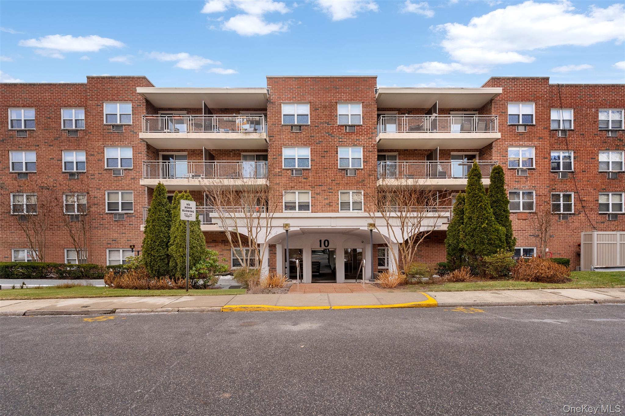 10 Ipswich Avenue # 4M, Great Neck, NY 11021