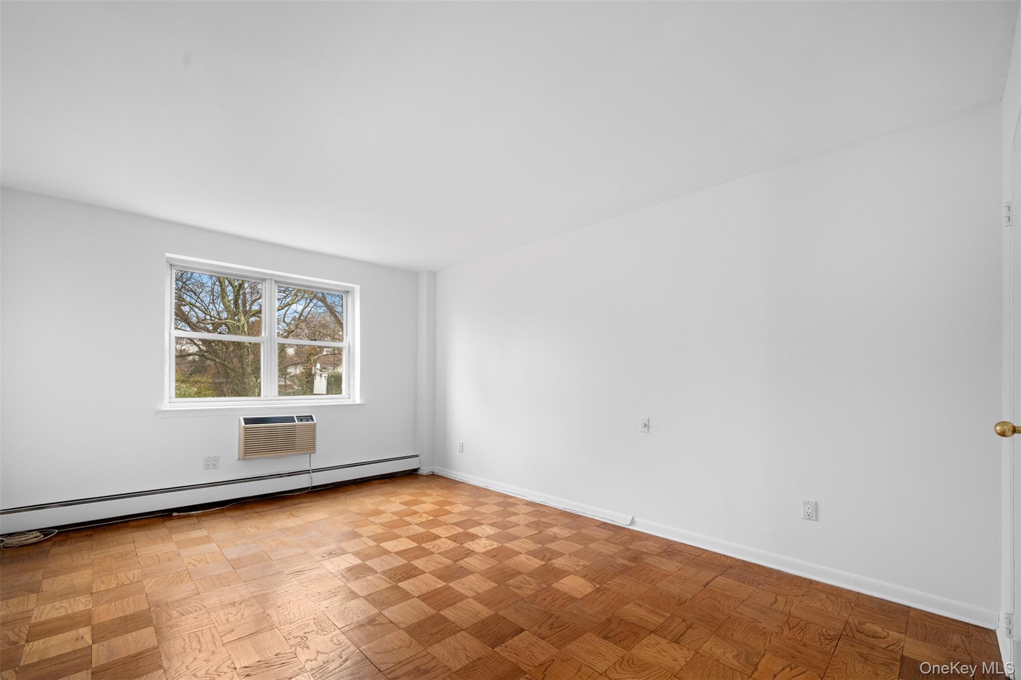 10 Ipswich Avenue # 4M, Great Neck, NY 11021