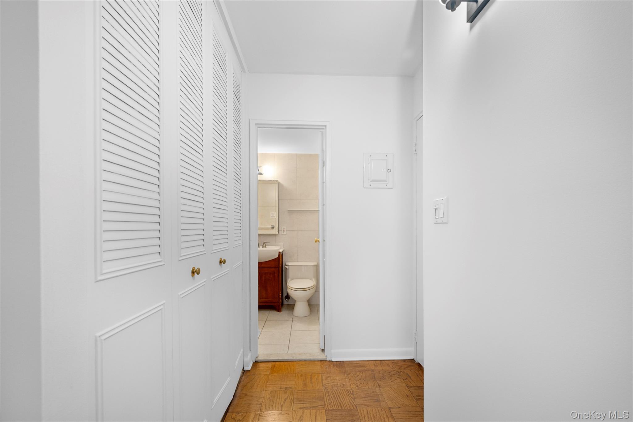 10 Ipswich Avenue # 4M, Great Neck, NY 11021