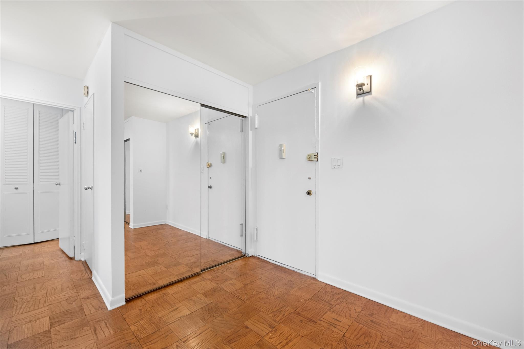 10 Ipswich Avenue # 4M, Great Neck, NY 11021