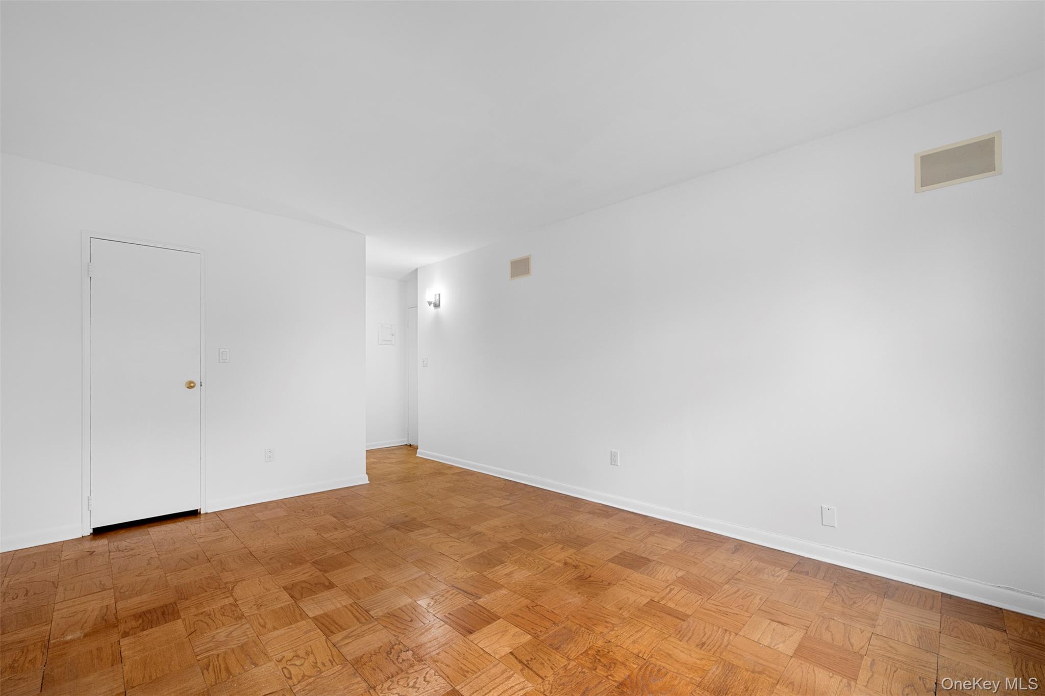 10 Ipswich Avenue # 4M, Great Neck, NY 11021