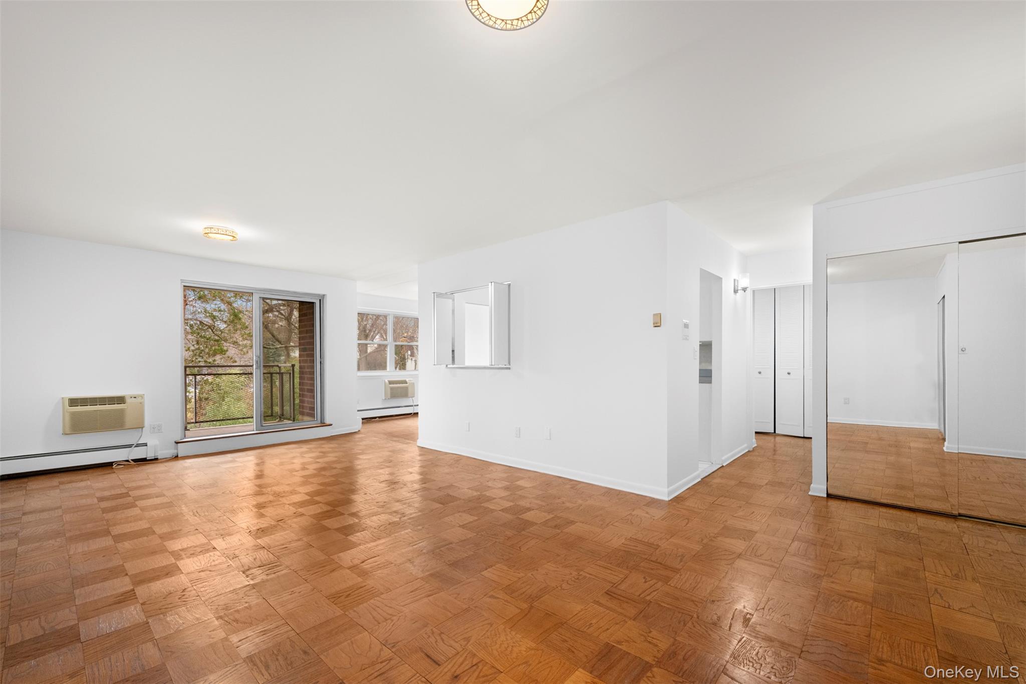 10 Ipswich Avenue # 4M, Great Neck, NY 11021