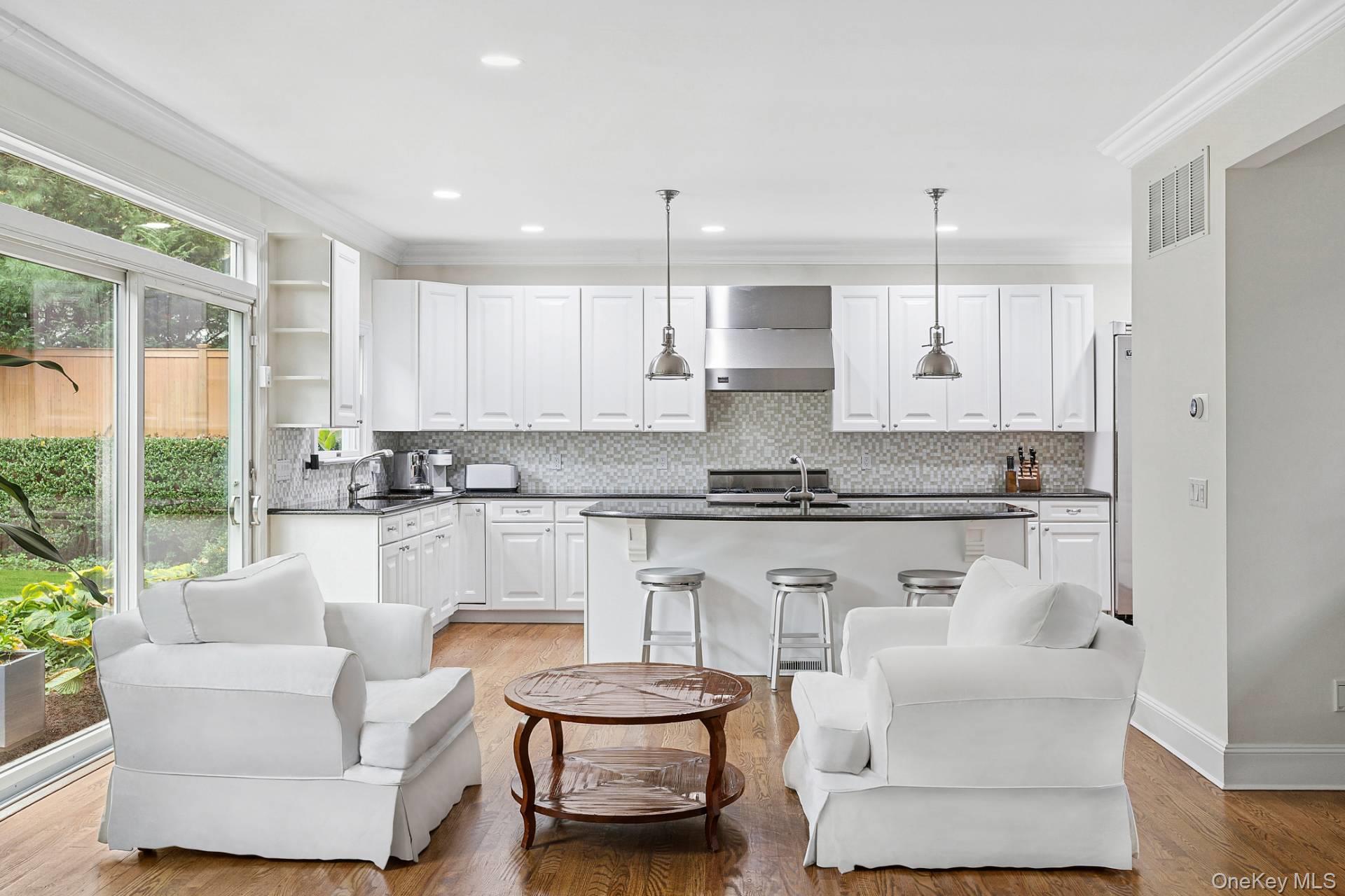 10 Bay View Road N, Southampton, NY 11968