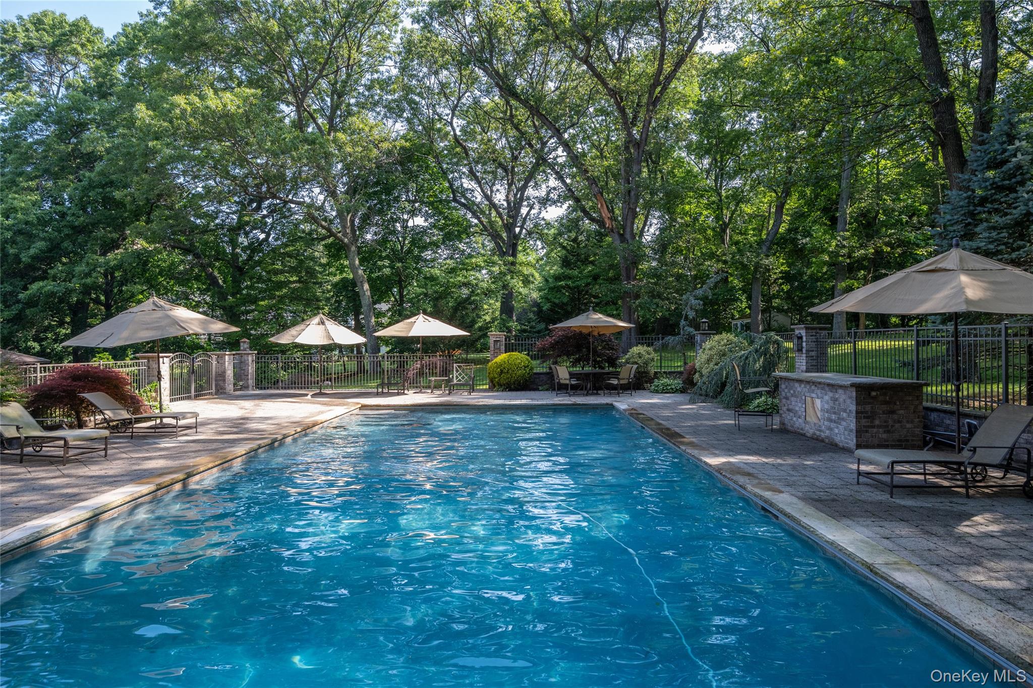 527 Split Rock Road, Syosset, NY 11791