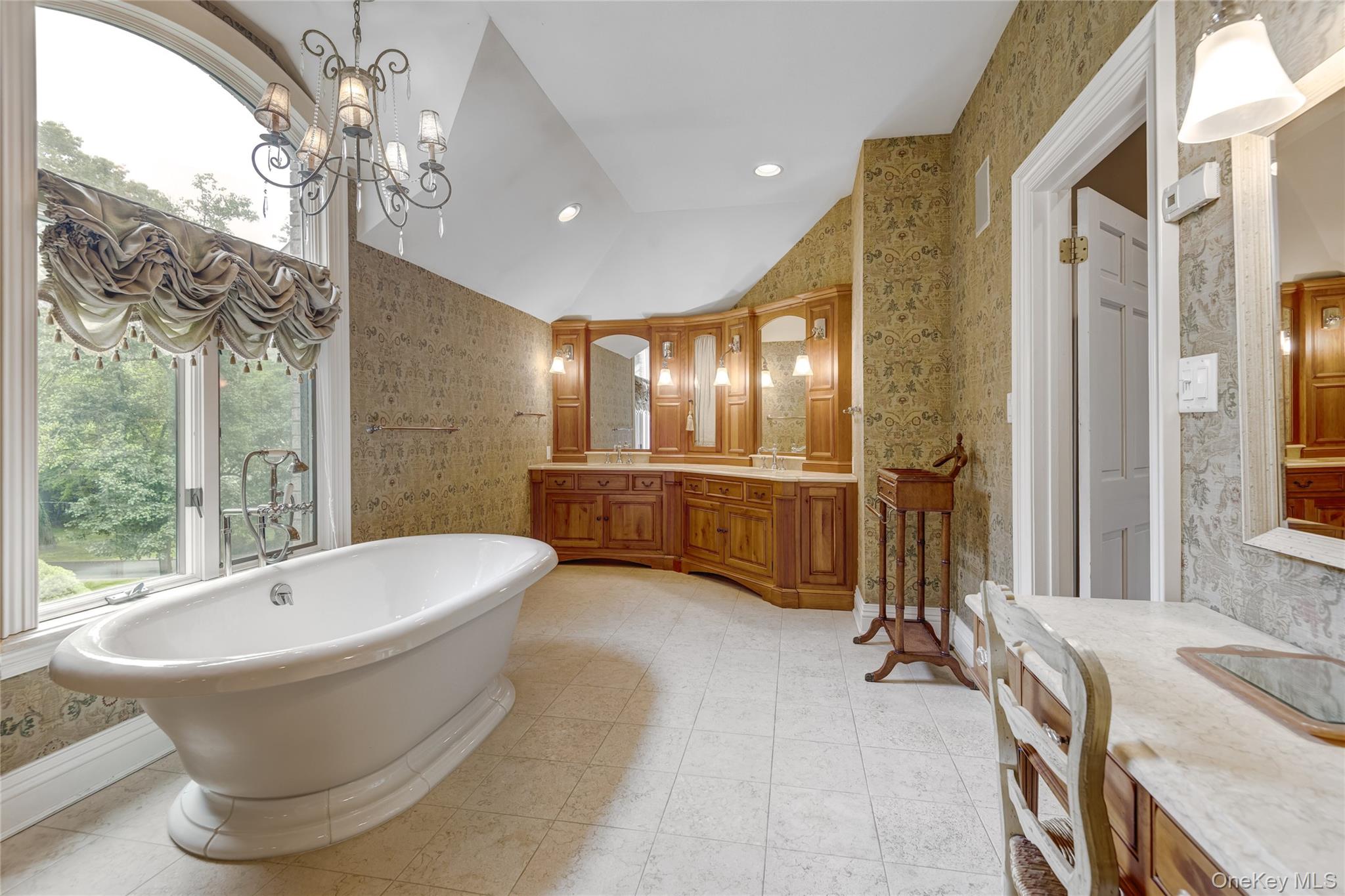 527 Split Rock Road, Syosset, NY 11791