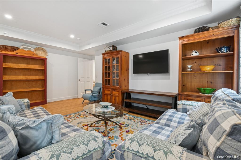 15 Carter Road, Hampton Bays, NY 11946