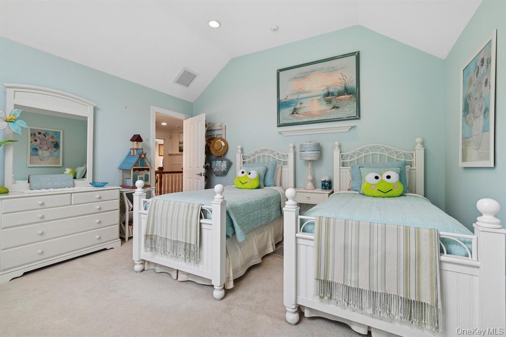 15 Carter Road, Hampton Bays, NY 11946