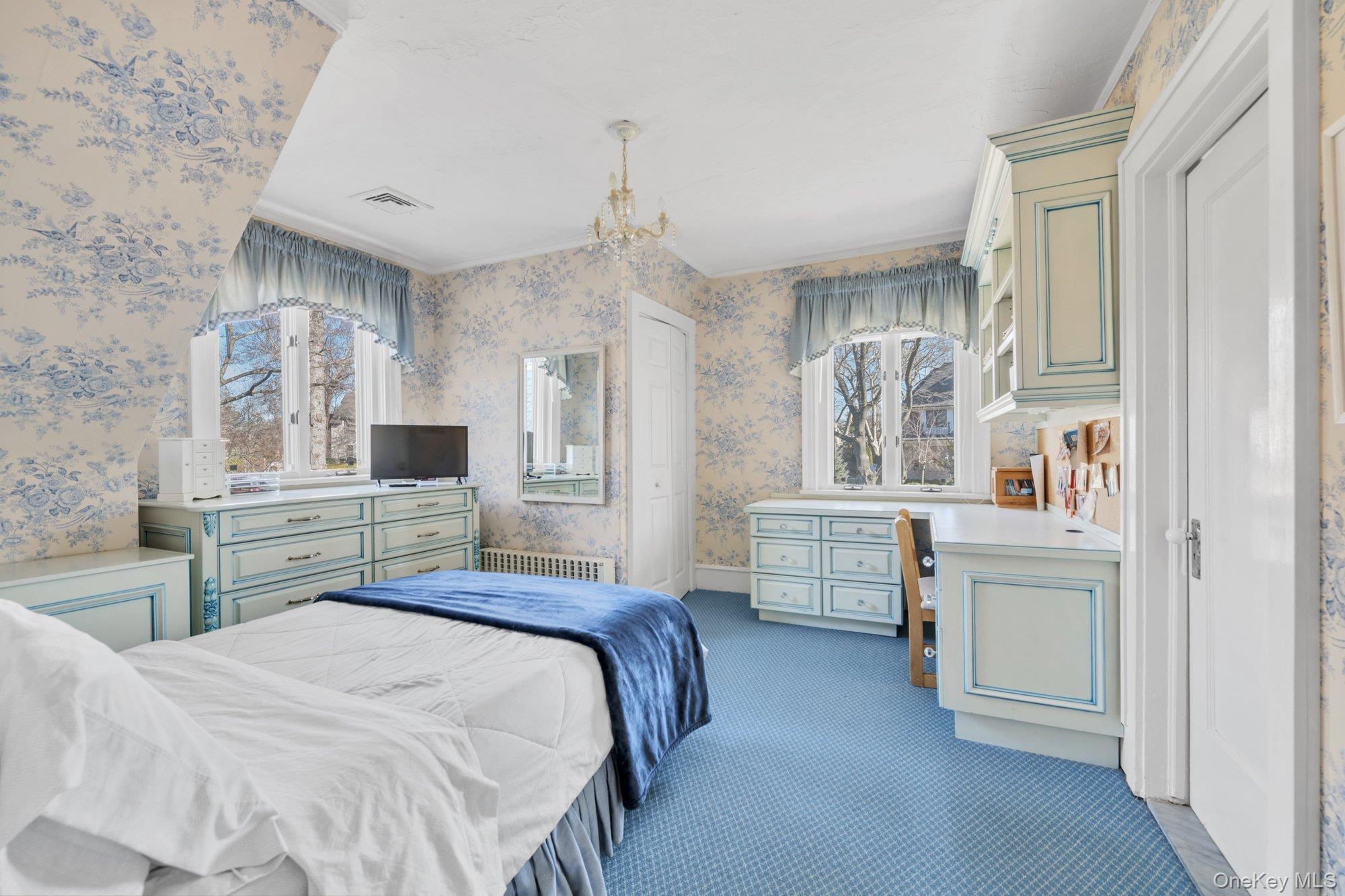 10 Clover Drive, Great Neck, NY 11021