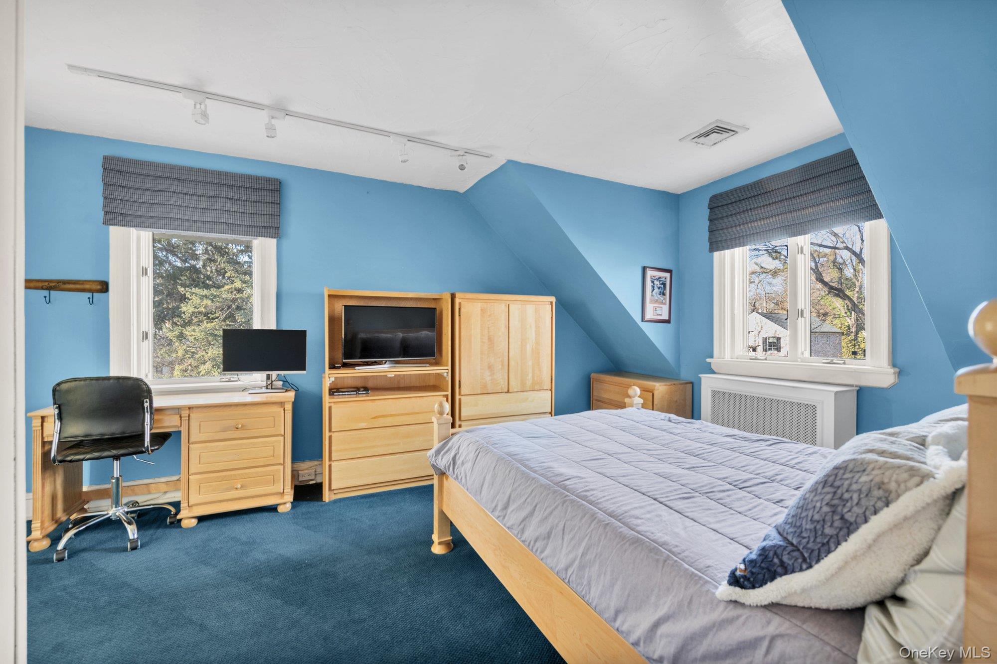 10 Clover Drive, Great Neck, NY 11021