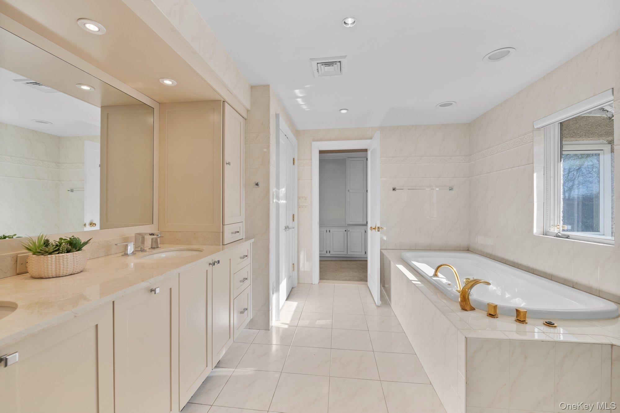 10 Clover Drive, Great Neck, NY 11021