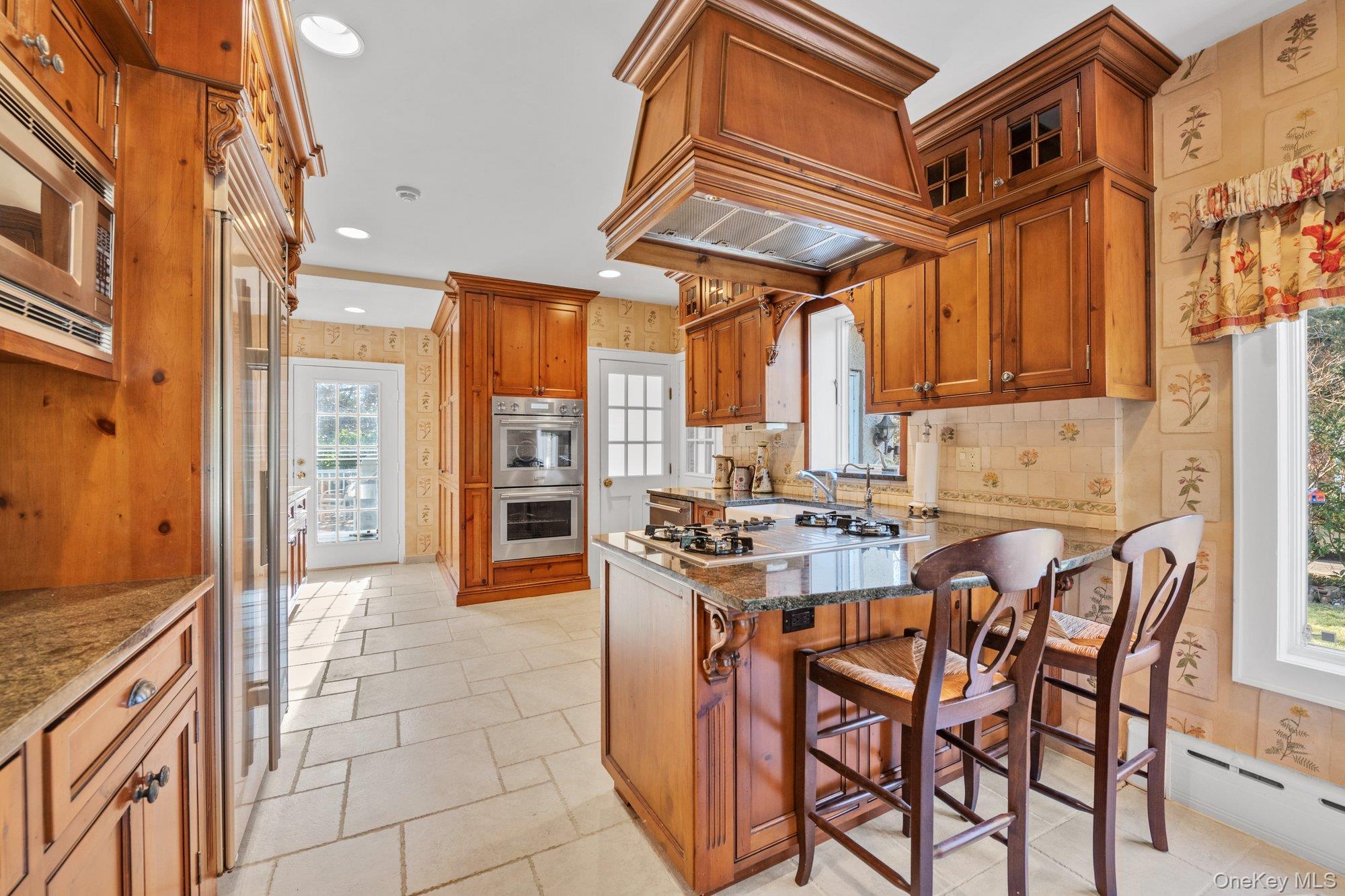 10 Clover Drive, Great Neck, NY 11021